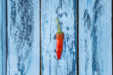 Eski ahşap masa üzerinde kırmızı sıcak biber biber