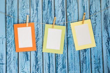 clothesline üzerinde asılı boş fotoğraf