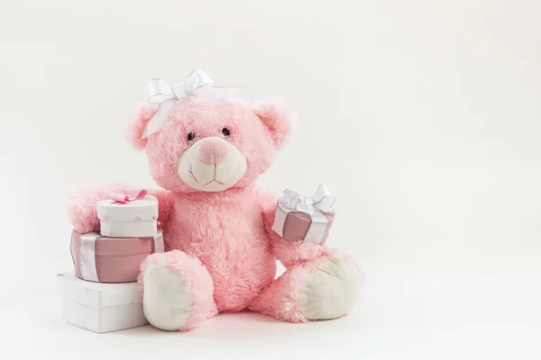 Osito de peluche rosa sobre blanco con regalos —  Fotos de Stock