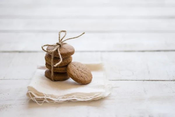 Cookies på vita linne servett på träbord — Stockfoto