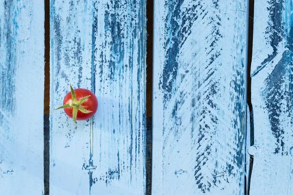 Черри помидор на старом деревянном столе Лицензионные Стоковые Изображения