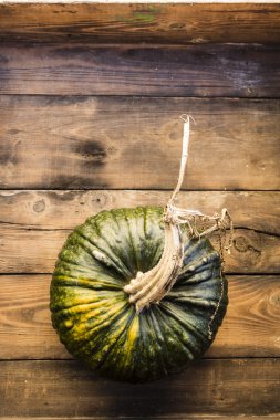 Ahşap zemin üzerinde balkabağı