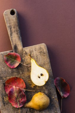 Olgun lezzetli armut ile ahşap tahta üzerinde yapraklar