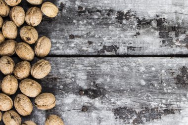 ahşap arka planda cevizler