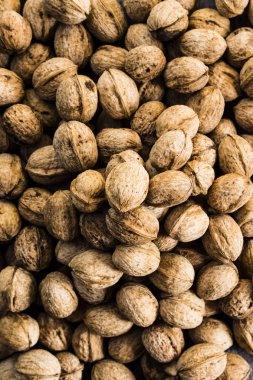 ahşap arka planda cevizler