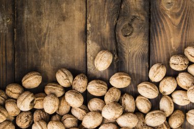 eski ahşap arka planda cevizler