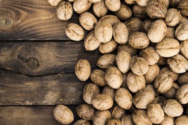 eski ahşap arka planda cevizler