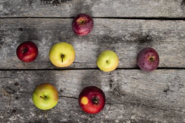 Ahşap arkaplanda elmalar