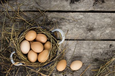 Tahta arka planda yumurtalar