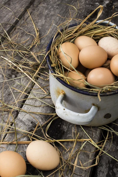 Huevos sobre fondo de madera — Foto de Stock