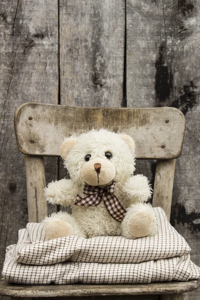 Teddy bear placering på stol — Stockfoto