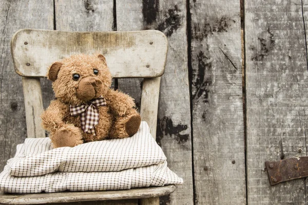 Медведь Тедди сидит на стуле Стоковая Картинка