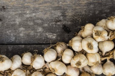 ahşap zemin üzerine sarımsak dize