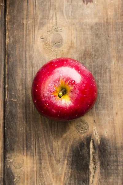 Красное яблоко на деревянном фоне Стоковое Изображение