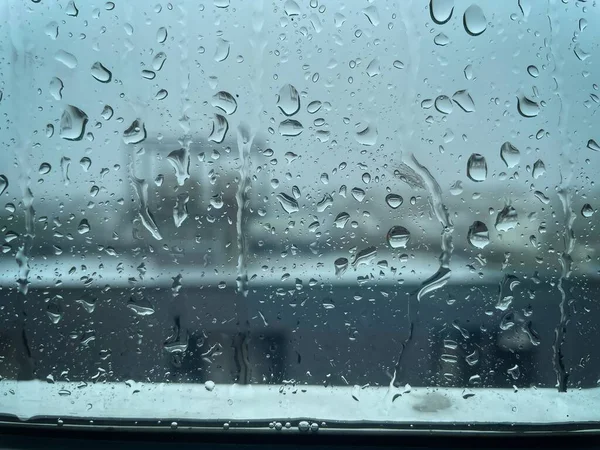 Краплі Води Утворені Падаючим Дощем Потрапляють Склянку — стокове фото