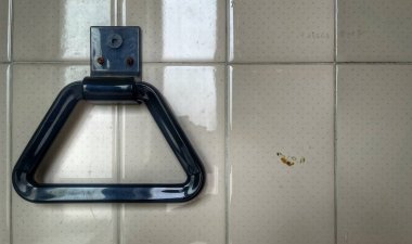 Metal kancalar modern gri duvara monte edilmiş bir banyoda, yakın plan. Krom duvar iki havlu için kancalara monte edilmiş. Banyoda havlu ve giysi için kancaları olan metal askılar..