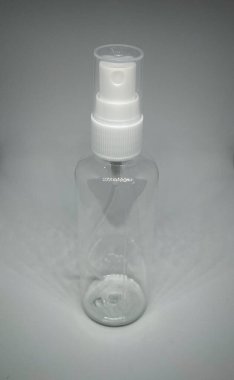 Beyaz sprey hortumlu cam şişe. Beyaz arkaplanda yalnız başına boş bir ambalaj modeli