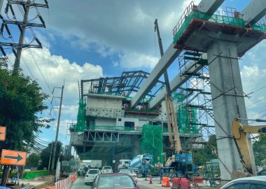 18 Eylül 2021 'de Bangkok, Tayland' da elektrikli trenin inşaatı.