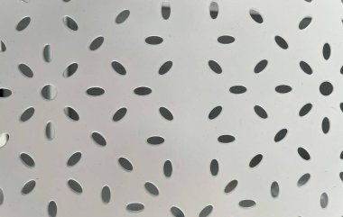 Beyaz demir levha tabağın her yerinde şekillenmiş..