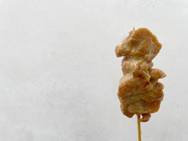 Beyaz arka planda ızgara domuz eti, Tayland sokak yemeği.