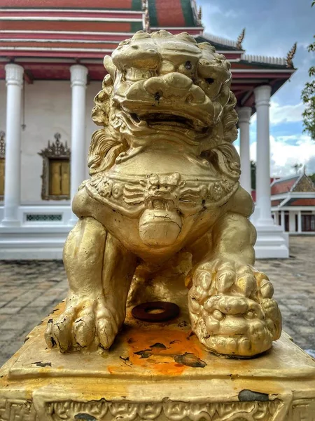 Leão Guardião Dourado Estava Cerca Cimento — Fotografia de Stock