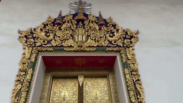 Χρυσή Ταϊλανδέζικη Πόρτα Στο Ναό — Αρχείο Βίντεο