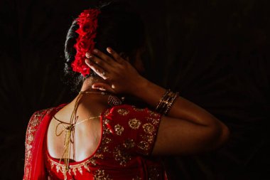 Kızıl Giyen Güzel Hintli Gelin