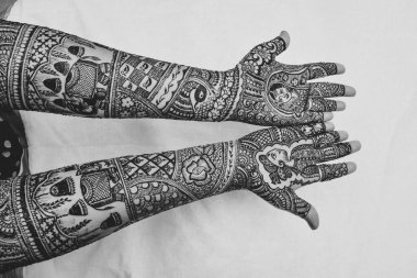 Siyah ve Beyaz Güzel Henna Sanatı. Hint Düğün Ritüelleri. Mehendi Töreni.