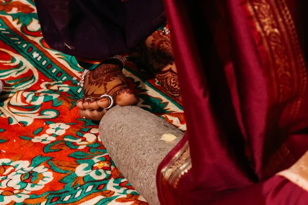 Güzel Bacak Dokunuşu Güzel Taş. Kutsal Yedi Adım Geleneksel Töreni