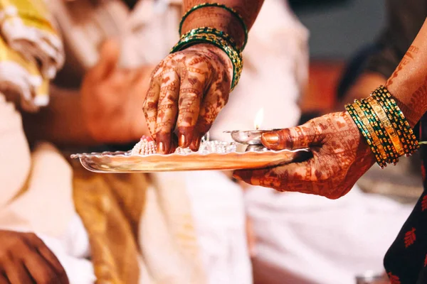 Kutsanmış Anne 'nin Elleri. Hint Düğün Ritüelleri ve Töreni. Maharashtra Düğünü. Marathi Düğünü. Hint Kültürü