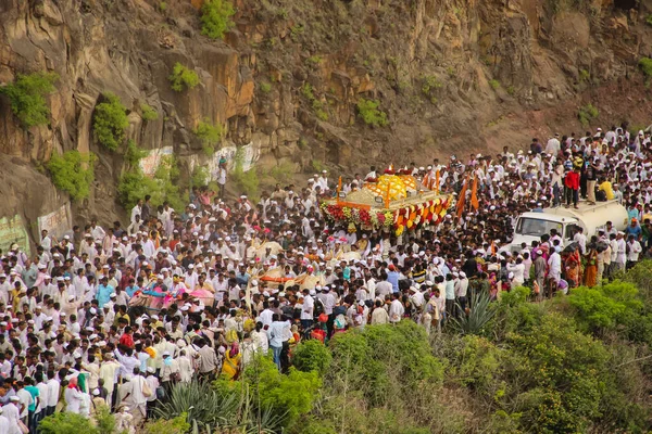 Lütuf Yolculuğu. Pilgrim Seyahati. Maharashtra Eyaleti Hindistan