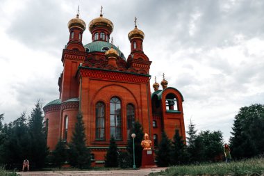 Güzel Gri Gök ve Kilise. Pavlodar Katedrali, Pavlodar şehrindeki Rus Ortodoks Kilisesi 'nin bir katedralidir. Kazakistan. 