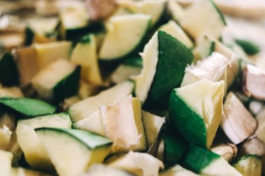 Yeşil Hint mangosu parçaları. Taze Meyve