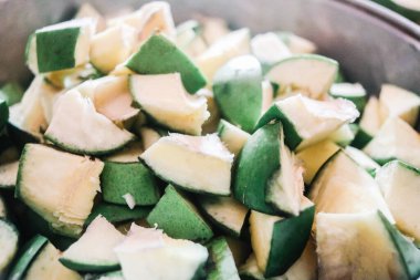 Yeşil Hint Mangosu 'nun güzel parçaları. Taze Meyve