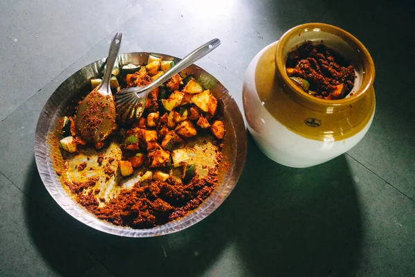 Yeşil mango turşusundan güzel ve lezzetli marinat. Hint Mutfağı.