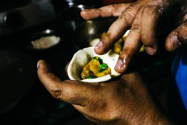 Geleneksel Samosa Aşçılığı. Hint sokak yemekleri. Atıştırmalık