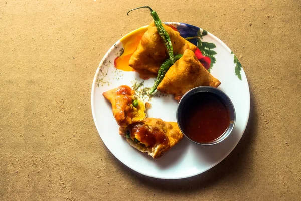 Tasty Fresh Hot Samosa Indian Street Food — Stock Photo, Image