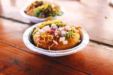 Taze ve lezzetli Kachori. Hint sokak yemekleri. Atıştırmalık