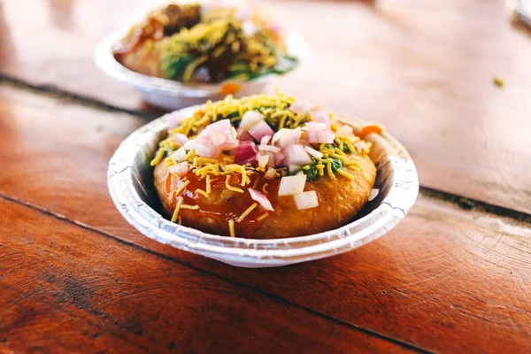 Taze ve lezzetli Kachori. Hint sokak yemekleri. Atıştırmalık