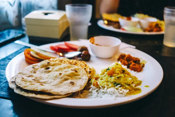 Hint yemeğiyle karıştırılmış tabak. Hint Yemeği