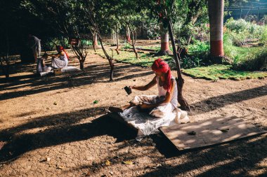 Ormanda Ayakkabı Ustası. Hint Geleneksel Maharashtra Brahman Kültürü. Aurangabad.
