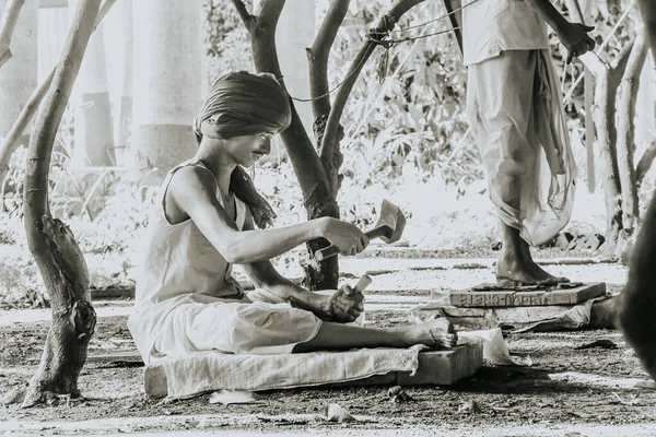Ayakkabı Ustası. Hint Geleneksel Maharashtra Brahman Kültürü. Aurangabad.