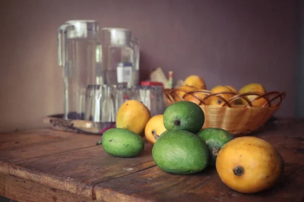 Taze Hint mangosunun muhteşem renkleri. Mango sezonu. Yemek Fotoğrafçılığı. Meyveler