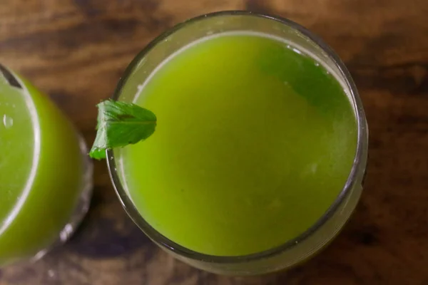 Yeşil mango ve naneli taze içecek. Yaz Soğuk İçecekleri. Yemek Fotoğrafçılığı
