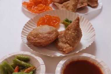 Benim lezzetli Kachori Samosa 'm ve Jalebi' m ve bir fincan kahve.. 