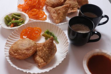 Lezzetli Kahvaltı! Kachori Samosa ve Jalebi ve bir fincan kahve.. 
