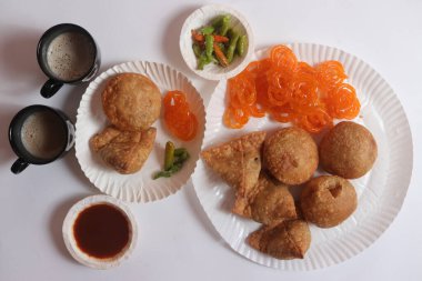 Lezzetli bir hafta sonu! Kachori Samosa ve Jalebi ve bir fincan kahve.. 