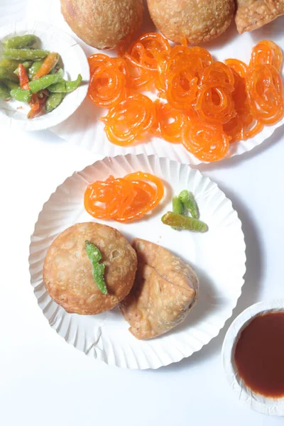 Kachori Samosa ve Jalebi ile Sabahın Lezzetli Renkleri