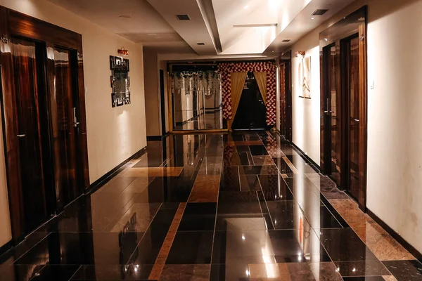 Oteldeki Güzel ve Rahat Salonun Renkleri. Büyük koridor. Koridor.. 