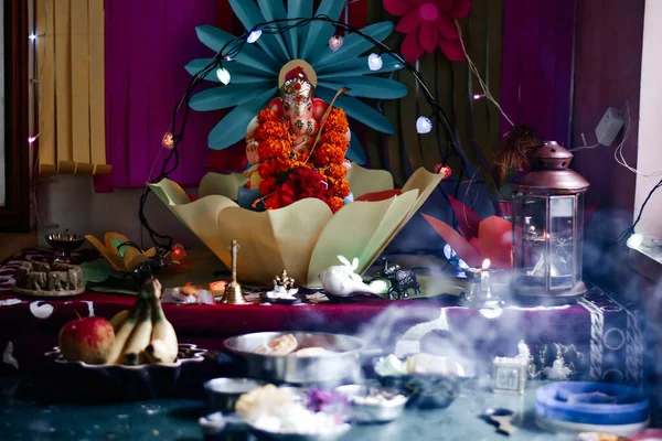 Ganesh Chaturthi 'nin Kutlaması. Ganesh Festivali. Ganpati. Ganesh Heykeli. 